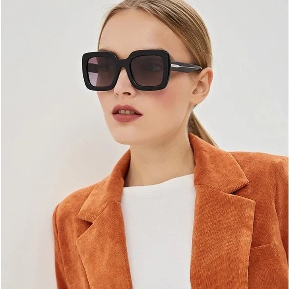 New Authentic Burberry Violet Gradient Square Ladies Sunglasses BE4284 37588H 52 - Picture 4 of 15